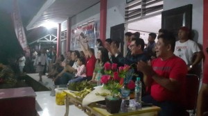 SAMBUT KEMENANGAN: Tampak bangga dan senang terlihat saat SMA 1 Bitung menumbangkan SMA 1 Manado pada laga Final lomba Volly putri antar pelajar se sulawesi utara.