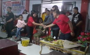 UCAPAN SELAMAT: Apresiasi ucapan selamat diberikan oleh Ketua Komite Denny Lolong kepada Kepsek Syane Buisang, S.Pd saat tim Volly Putri SMA N 1 Bitung meraih kemenangan atas SMA 1 Manado dengan skor 3-1.