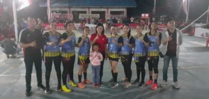 POSE: Tampak Kepsek Syane Buisang, S.Pd foto bersama tim Volly Putri yang berhasil memenangkan lomba.