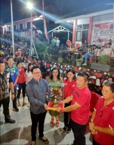 PEMBERIAN HADIAH: Ketua Panitia Joune Ganda yang juga sponsor tunggal dalam perlombaan menyerahkan Hadiah Piala Gubernur kepada Ketua Komite Denny Lolong dihadapan Kepsek SMA 1 Bitung Syane Buisang, S.Pd dan disaksikan peserta lomba lainnya.