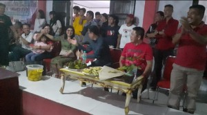 SAMBUT KEMENANGAN: Keceriaan tampak saat tim Volly putri SMA N 1 Bitung berhasil meraih kemenangan dalam laga melawan SMA 1 Manado.