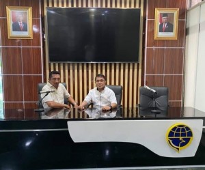 Ketua Komisi II Jimmy Mekel dan personil Edwin Kambey