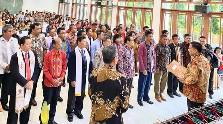 Ketua FK-PKB PGI Olly Dondokambey SE saat melantik Panitia Pelaksana KONAS FK-PKB di Kendari, Minggu (09/02/2020) pagi.