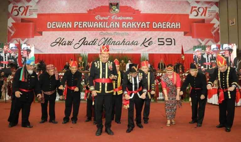 Gubernur Olly Dondokambey SE dianugerahi gelar adat Minahasa sebagai Tonaas Wangko Um Banua oleh Majelis Kebudayaan Minahasa