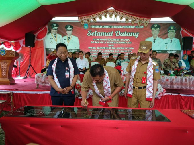 Gubernur Olly Dondokambey SE didampingi Sekretaris Daerah Provinsi Sulut Edwin Silangen SE MS dan Bupati Bolsel Hi Iskandar Kamaru saat menandatangani prasasti Tempat Ibadah di Bolsel, Selasa (25/02/2020)