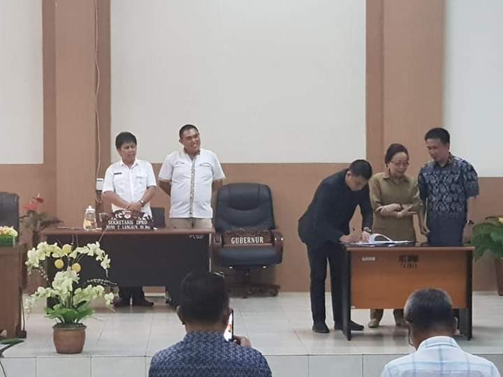 Penandatanganan dokumen AKD dalam Paripurna DPRD Kabupaten Minahasa Selatan