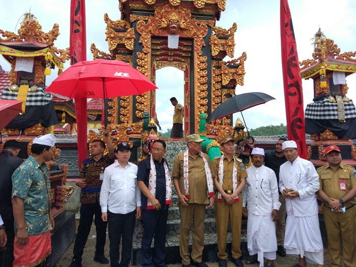 Foto bersama di depan Tempat Ibadah (Pure)