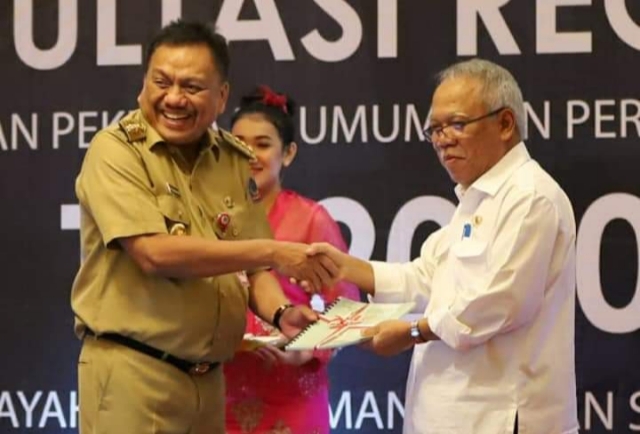Gubernur Olly Dondokambey SE saat menyerahkan Sertifikat Lahan Ring Road 3 kepada Menteri PUPR RI Basuki Hadimuljono, Senin (02/03/2020)