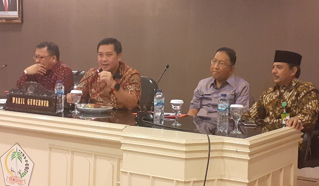 Wakil Gubernur Sulut Drs Steven OE Kandouw bersama Sekretaris Daerah Provinsi Sulut Edwin Silangen SE, Ketua FKUB Sulut Pdt Lucky Rumopa MTh dan Kakanwil Kemenag Sulut Dr. H. Abdul REasyid M.Ag