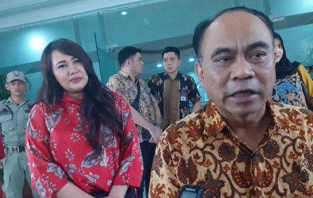 Wakil Menteri Desa, Pembangunan Daerah Tertinggal dan Transmigrasi RI Budi Arie Setiadi didampingi dr Kartika Devi Kandouw Tanos MARS selaku Kepala Biro Kesra Setda Pemprov saat memberi keterangan kepada wartawan, Kamis (12/03/2020)