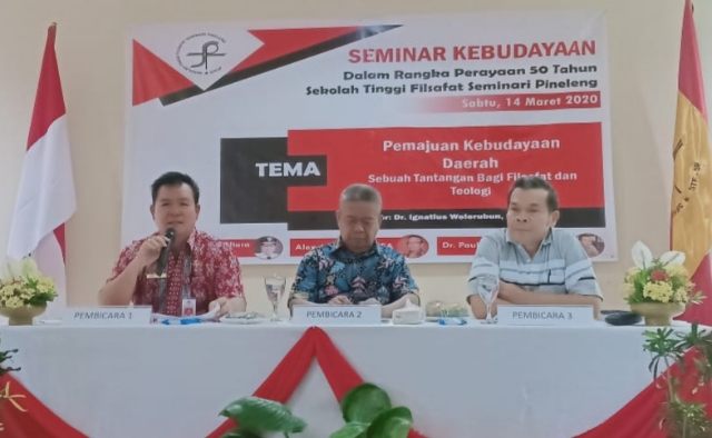 Jenry Sualang SPd MAP (paling kiri) sebagai pembicara di Seminar Kebudayaan di STF Seminari Pineleng, Sabtu (14/03/2020)
