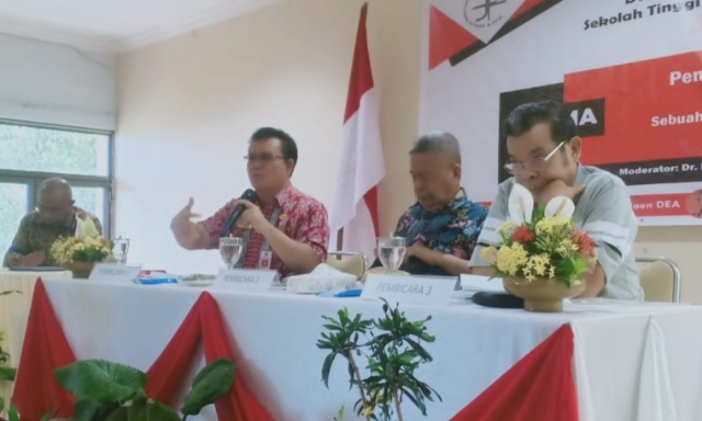 Pemaparan materi Kebudayaan dari sudut konsistensi dan komitmen Pemerintah Provinsi Sulut oleh Kadis Kebudayaan Jenry Sualang SPd MAP