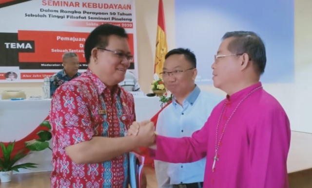 Jenry Sualang bersama Uskup Keuskupan Manado Mgr Benedictus Estephanus Rolly Untu MSC dan Ketua STF Seminari Pineleng DR Gregorius Hartanto Dwi Wibowo SS MTh (tengah)