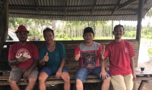 Ketua DPC PDI Perjuangan Minut Denny Lolong bersama tim Mesak Squad di Desa Paniki atas usai melakukan Bazar sembako murah secara door to door kepada warga.
