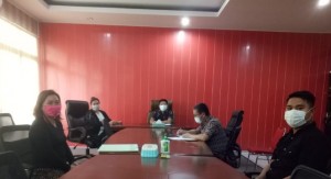 Pimpinan DPRD Minut bersama Sekertaris Dewan dan staf saat rapat.