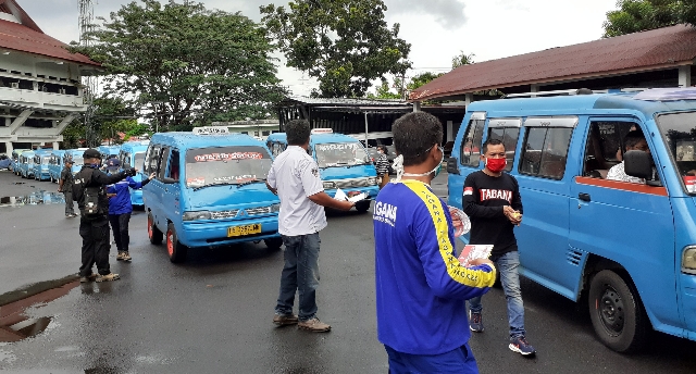 Antrian kendaraan Angkot di Manado melewati tempat pembagian bantuan di Halaman parkiran belakang Kantor Gubernur Sulut