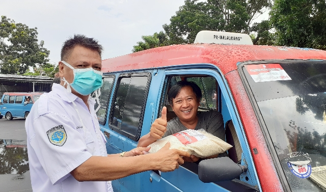 Terry Umboh dari Organda Sulut Ikut menyerahkan bantuan