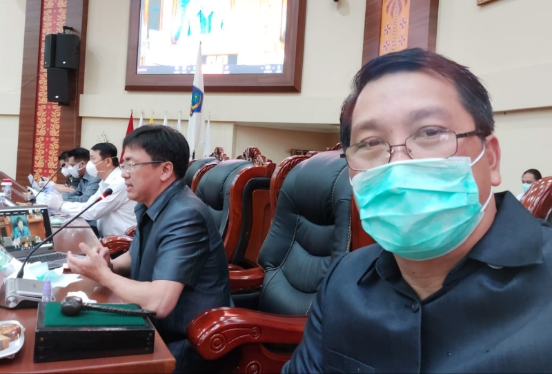 Wakil Gubernur Sulut Drs Steven OE Kandouw saat menghadiri Rapat Paripurna DPRD Sulut dengan tetap mengikuti protokol kesehatan