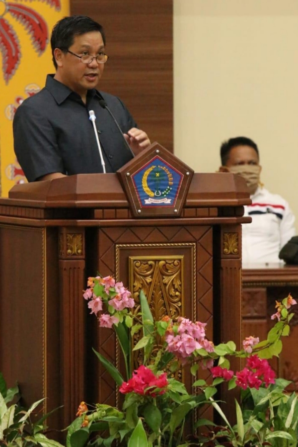 Wakil Gubernur Sulut Drs Steven OE Kandouw saat menyampaikan LKPJ Gubernur Sulut TA 2019 di Gedung DPRD Sulut
