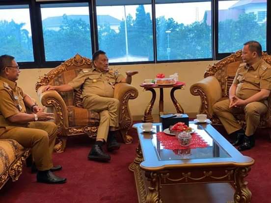 Gubernur Olly Dondokambey SE bersama Bupati Elly Engelbert Lasut ME dan Wakil Bupati Mochtar A. Parapaga, Senin (02/03/2020)