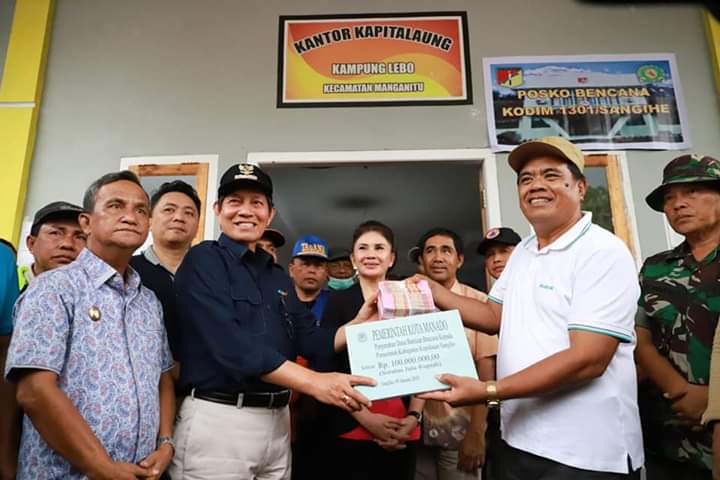 Walikota Manado GSV Lumentut menyerahkan bantuan kepada Bupati Jabes Gaghana