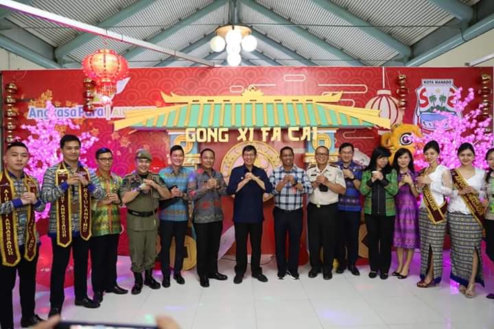 Walikota GSV Lumentut saat berkunjung di terminal kedatangan penumpang di Bandara Sam Ratulangi Manado