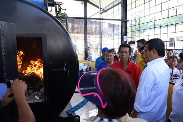 Walikota GSV Lumentut memantau alat incenerator yang sudah terpasang