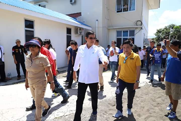 Walikota Manado saat mengunjungi lokasi alat incenerator