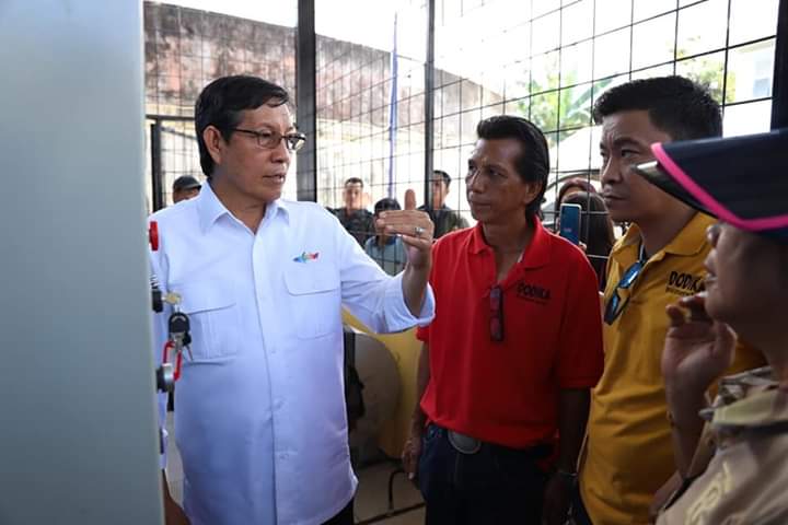 Walikota berbincang ringan dengan teknisi alat incenerator