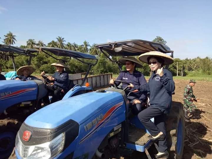 Walikota GSV Lumentut bersama istri menaiki tractors di lokasi pertanian