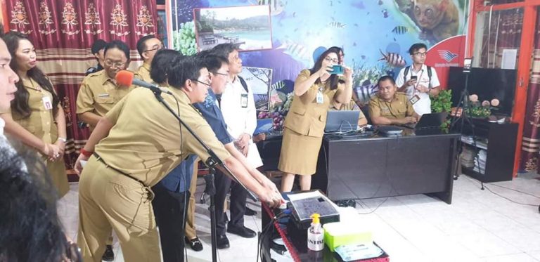 Wagub Kandouw menekan tombol sirine sebagai tanda dibukanya UNBK Tingkat SMK se-Sulut, Senin (16/03/2020) pagi