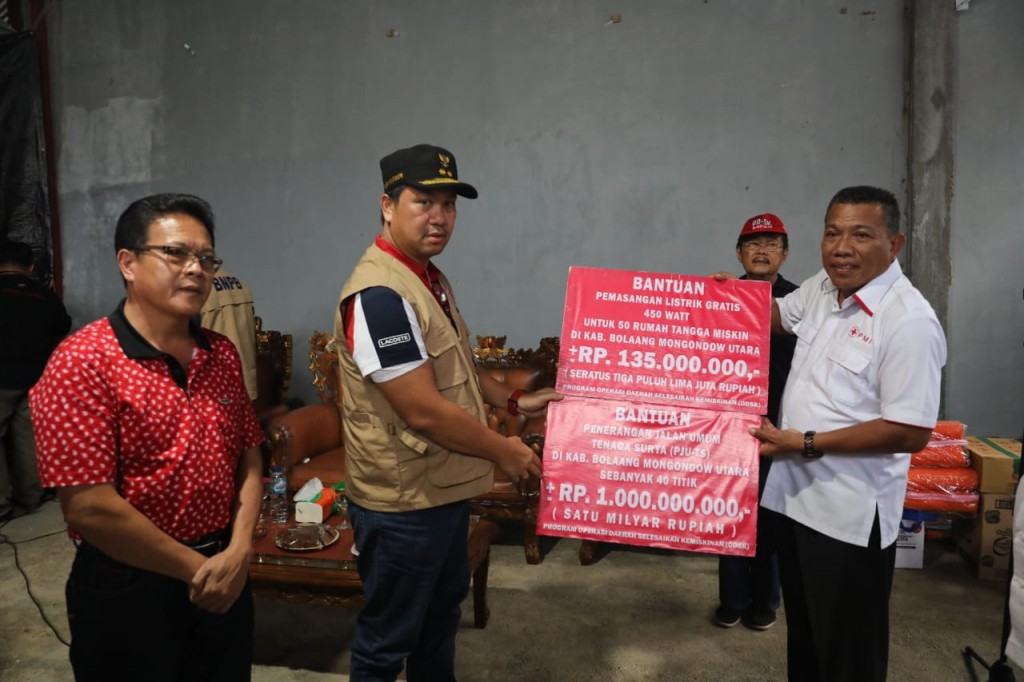 Penyerahan bantuan yang diterima Bupati Depri Ponto