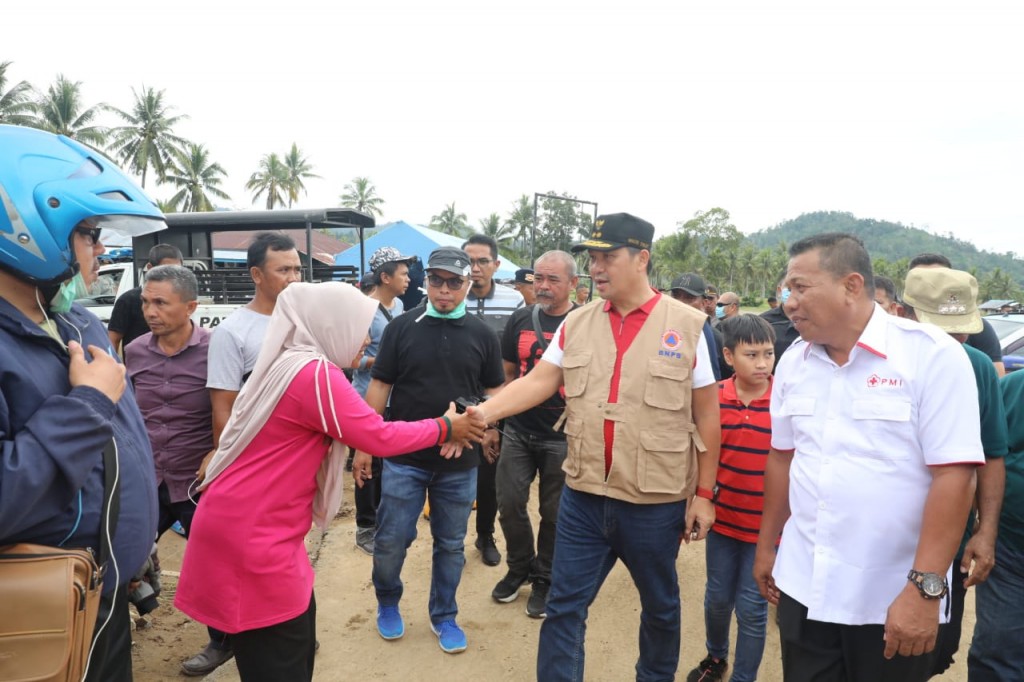 Wagub Kandouw didampingi Bupati Depri Ponto saat berada di lokasi kejadian di wilayah Bolmut
