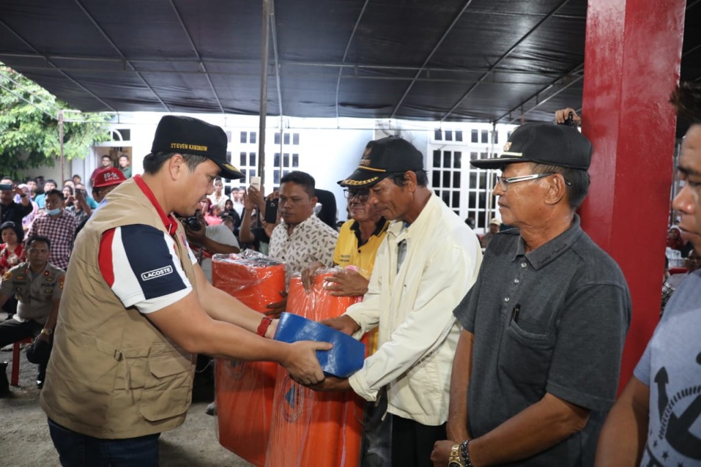 Wagub Kandouw saat menyerahkan bantuan kepada warga korban bencana di Desa Pangkusa, Desa Sangkup dan Desa Huntuk Kabupaten Bolmut, Sabtu (07/03/2020)