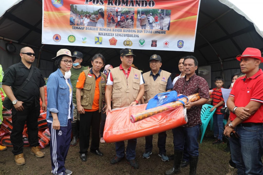 Wakil Gubernur Sulut Drs Steven OE Kandouw didampingi Bupati Bolmong Yasti Soepredjo Mokoagow menyerahkan bantuan kepada warga korban bencana di Desa Domisil dan Desa Pangi Kecamatan Sangtombolang, Sabtu (07/03/2020)