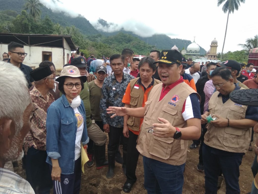 Wagub Kandouw didampingi Sekretaris Daerah Provinsi Sulut Edwin Silangen SE dan bersama Bupati Yasti Soepredjo Mokoagow meninjau lokasi kejadian