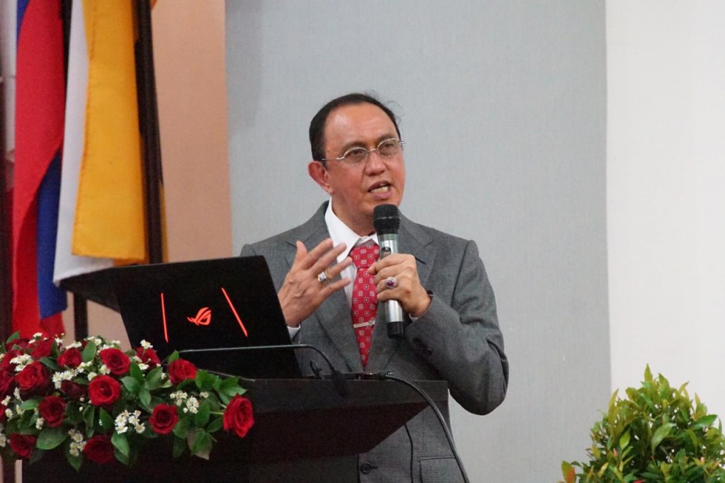 Bupati ROR saat mempresentasikan Disertasi Program Doktor Teknik Sipil