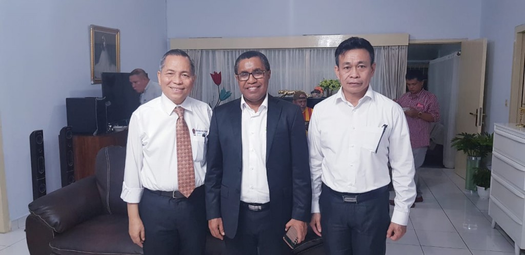 Dari kiri ke kanan : Marthen Sengkey, SE. MBA. PhD. (Rektor Unklab), Pdt. Samuel Yotam Bindosano, STh. MA. (Ketua GMAHK Uni Indonesia Timur), dan Pdt. Edison Takasanakeng (Penanggung jawab kegiatan)