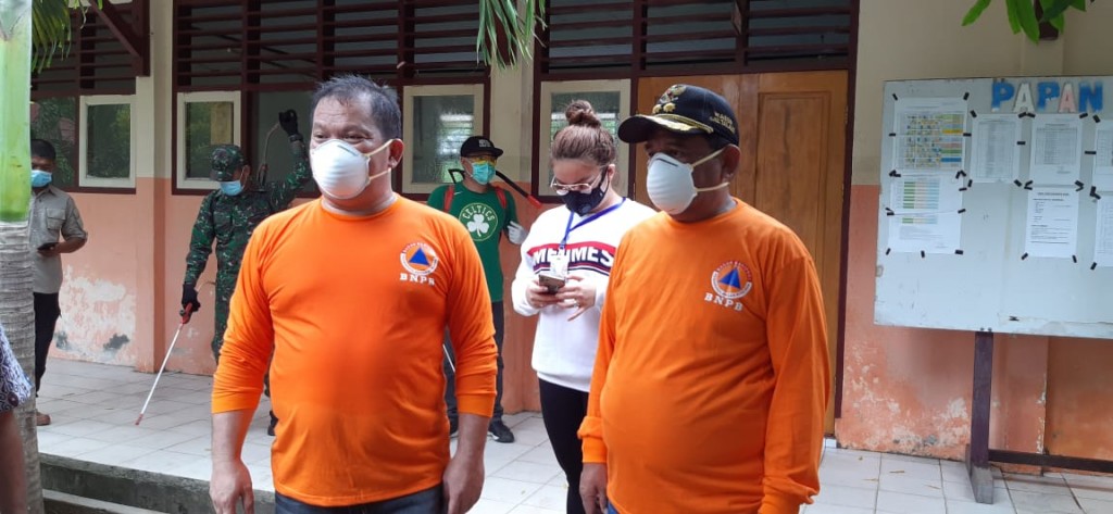 Bupati Elly Engelbert Lasut ME dan Wabup Mochtar Parapaga saat turun lapangan terkait penyemprotan Disinfektan, Senin (23/03/2020)