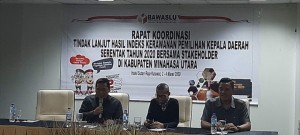 Komisioner Bawaslu Minut saat memberikan materi dalam kegiatan Rapat Koordinasi.
