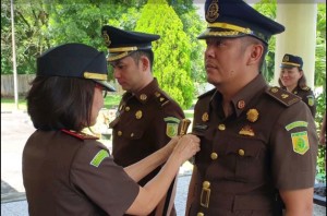 SERTIJAB: Kajari Fanny Widyastuti tampak melakukan serah terima jabatan kepada Kasie Pidsus lama Hendra Sahputra kepada Dian Subdian di lobi kantor Kejari pada 23 Maret 2020.