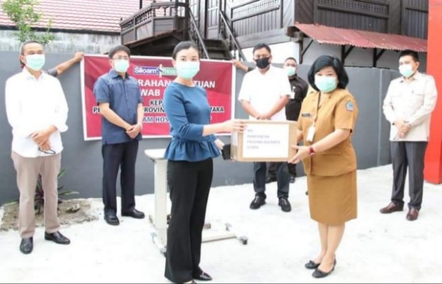 Kadis Kesehatan Daerah Provinsi Sulut dr Debie KR Kalalo MSc PH menerima Bantuan Alat Medis RS Silam Pusat, Senin (13/04/2020)
