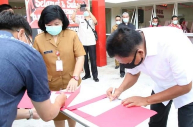 Gubernur Olly Dondokambey SE dan Ketua DPRD Sulut Andrei Angouw menandatangani dokumen dari RS Siloam Pusat
