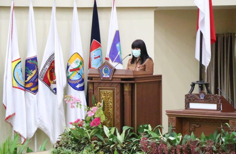 Sekretaris DPRD Sulut Glady Kawatu SH MSi saat membawakan laporan dokumen surat masuk dan agenda kegiatan Sekretariat DPRD Sulut