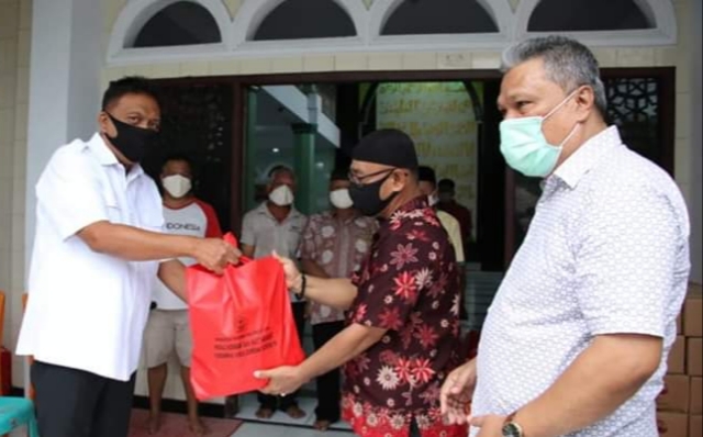 Gubernur Olly Dondokambey SE saat menyerahkan bantuan paket sembako di Masjid Al Ikhwan Tuminting Manado
