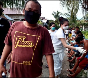 Hukum Tua Moses Corneles tampak mendampingi Shintia Gelly Rumumpe Wakil Ketua DPRD Minut saat membawa bantuan ke Pulau Gangga.