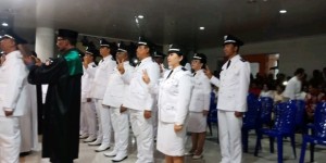 Tampak para Hukum Tua terpilih mengambil sumpah janji dan jabatan pada pelantikan serentak yang berlangsung di kantor Bupati Minut.