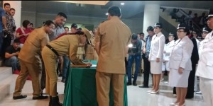 Bupati VAP menandatangani surat keputusan dihadapan puluhan hukum tua terpilih.