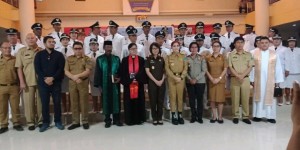 POSE: Foto bersama Hukum tua terpilih dengan Bupati Vonnie Panambunan dan Forkopimda serta tokoh agama bersama pejabat struktural di Pemkab Minut.