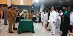 Pembacaan surat keputusan langsung oleh Bupati Vonnie Anneke Panambunan sebelum diambil sumpah terhadap Hukum Tua terpilih.